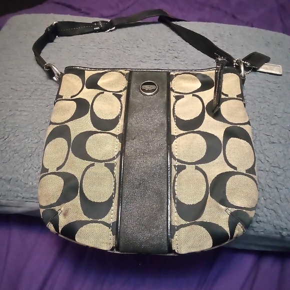 COACH F21905 SIGNATURE STRIPE DUFFLE SIGNATURE FABRIC BLACK/WHITE - Picture 1 of 4
